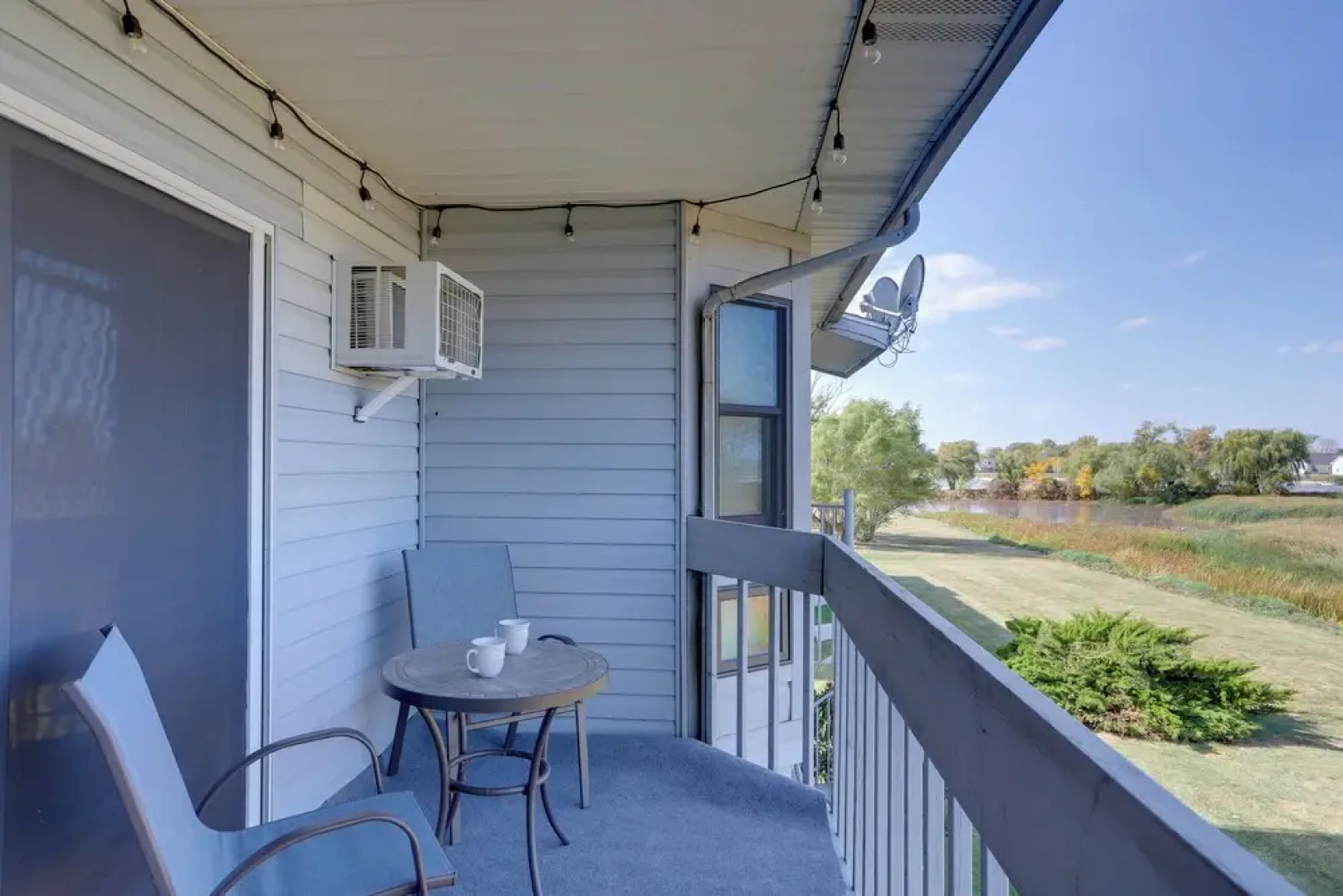Pet-friendly Oak Harbor Condo: Walk to Lake!