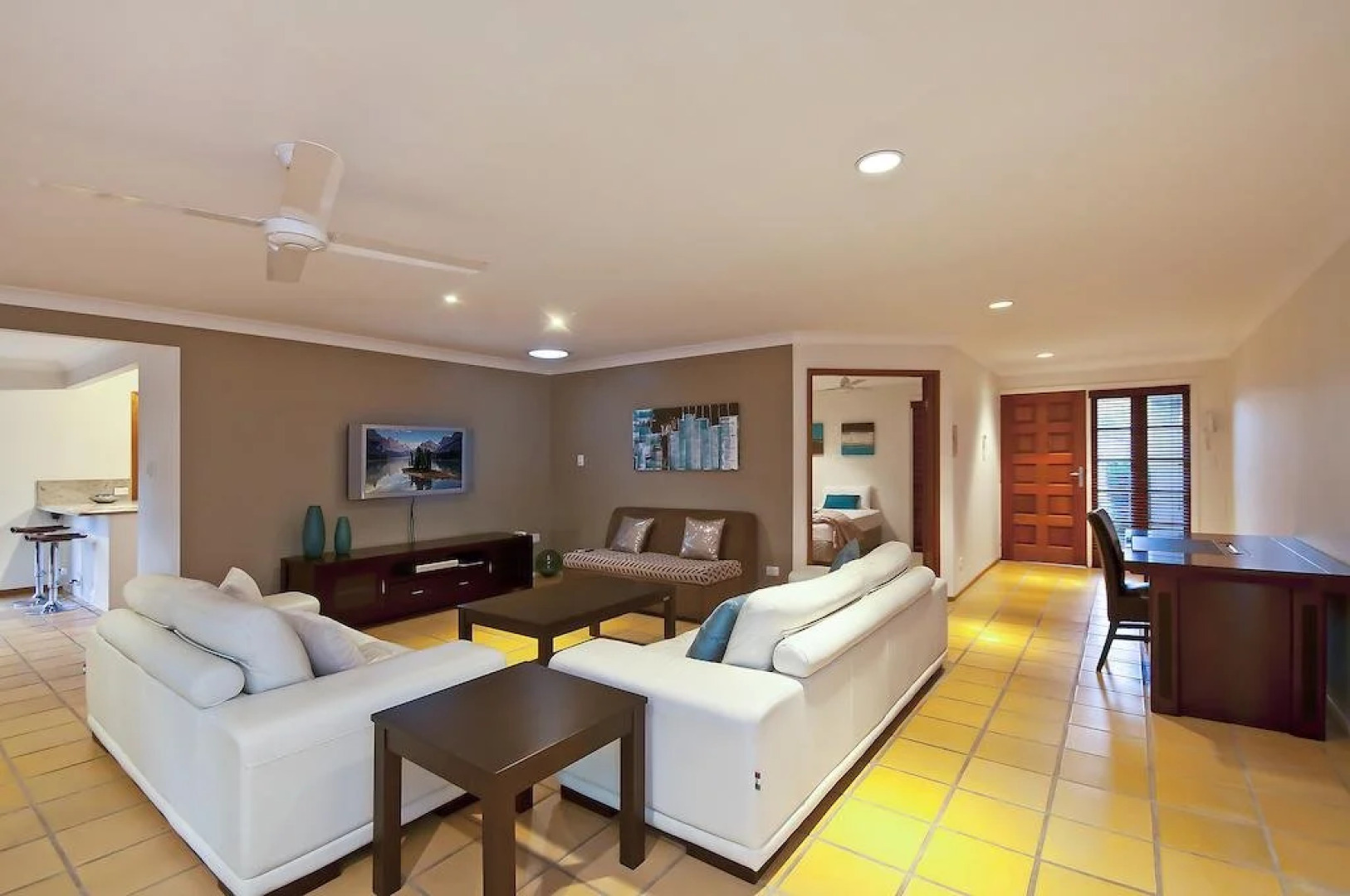 Bal Harbour Broadbeach Waters Holiday Home