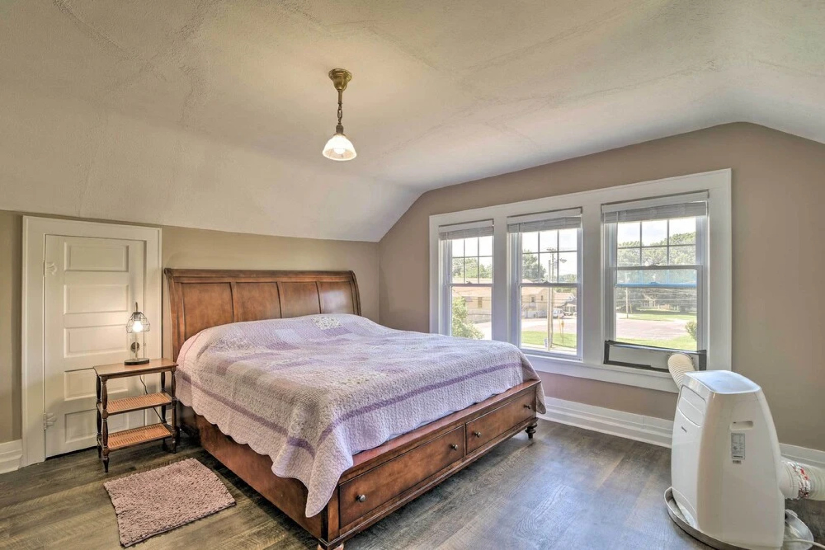 Glasgow Home w/ Porch: Close to Lake & Caves!