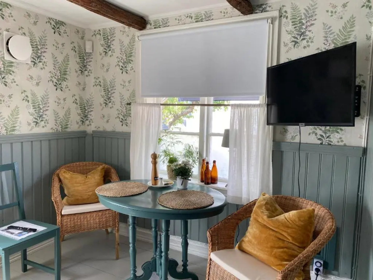 B&B Bland ormbunkar och rosor