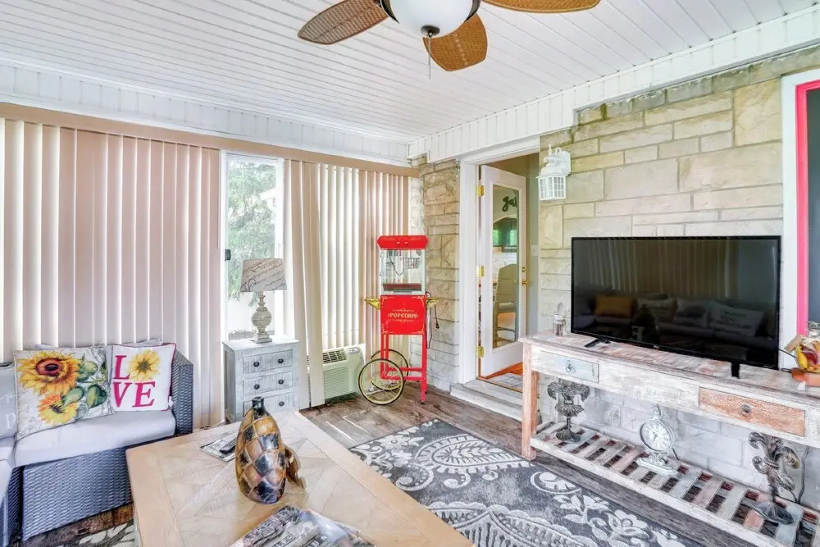 Charming Bardstown Home w/ Deck ~ 1 Mi to Downtown