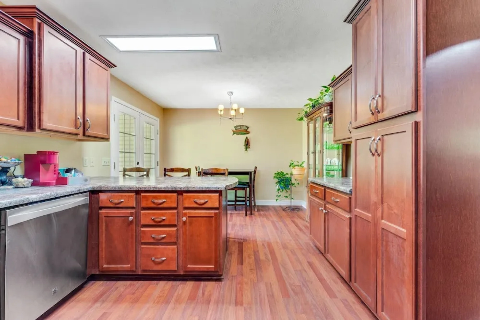 Flippin Haven: Spacious & Cozy Retreat 3 Bedroom Home by RedAwning