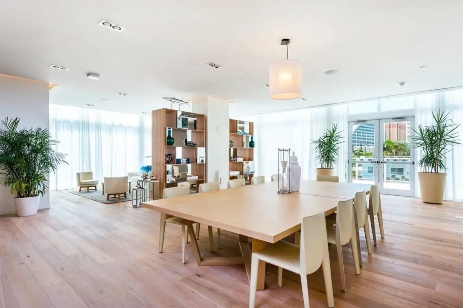 Top Fort Lauderdale Condo 7th Floor - Private and Sanitized, Hotel Amenities, Free Parking for Stays Over 27 Days, 400 ft From the Beach. Hosted by Super Host!