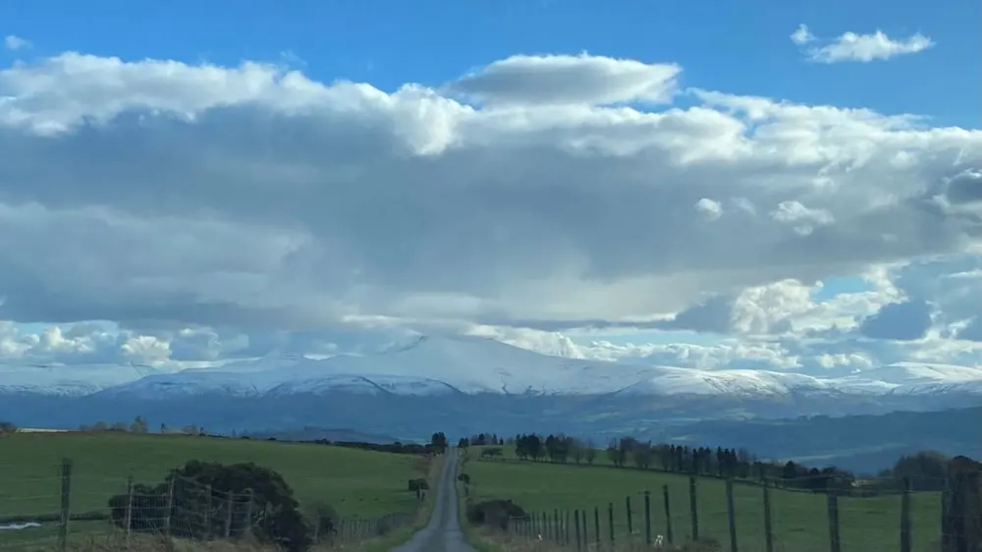 Luxury Farmhouse Sleeps 8 Hottub Brecon Beacons