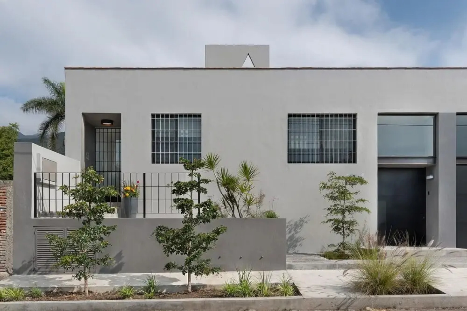 Light Filled Modern Apartment With Private Garden