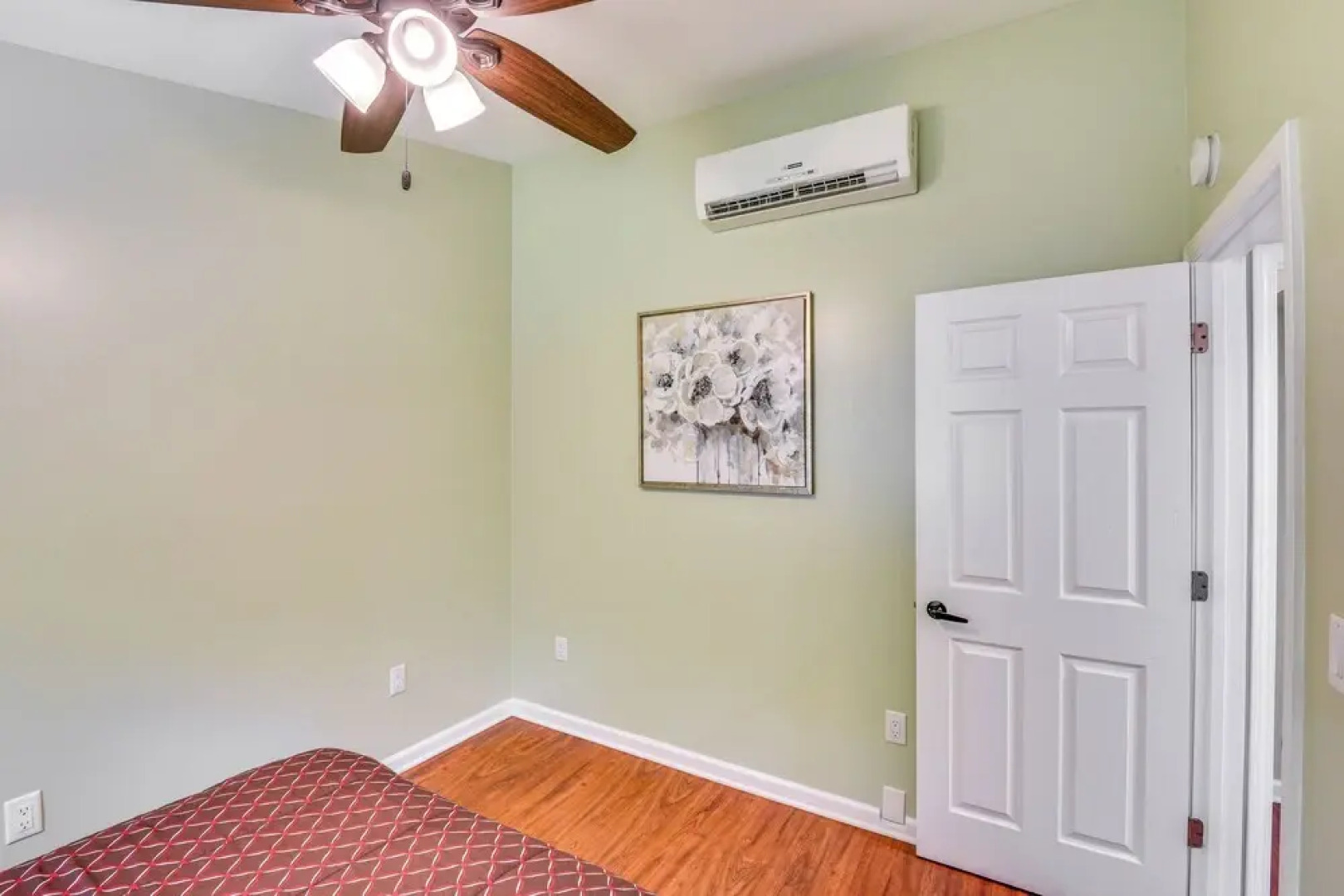 2 Mi to Warren Dunes: Sawyer Apartment w/ Deck!