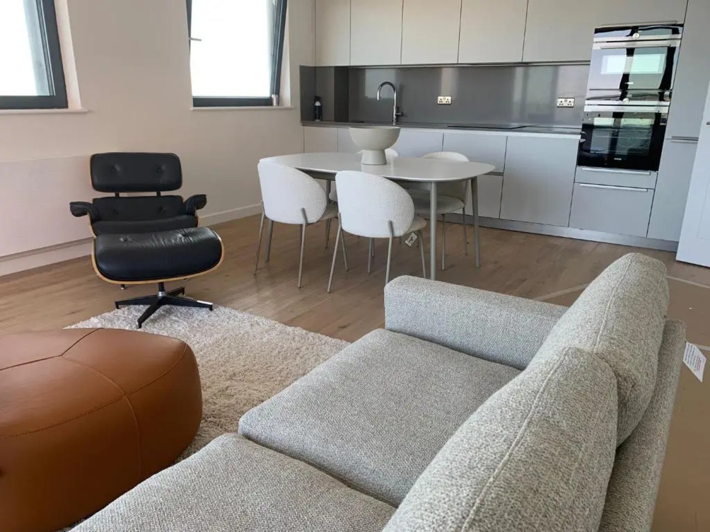 Gorgeous 2 Bed Apartment with Stunning Sea Views with Free Parking and Fast Internet