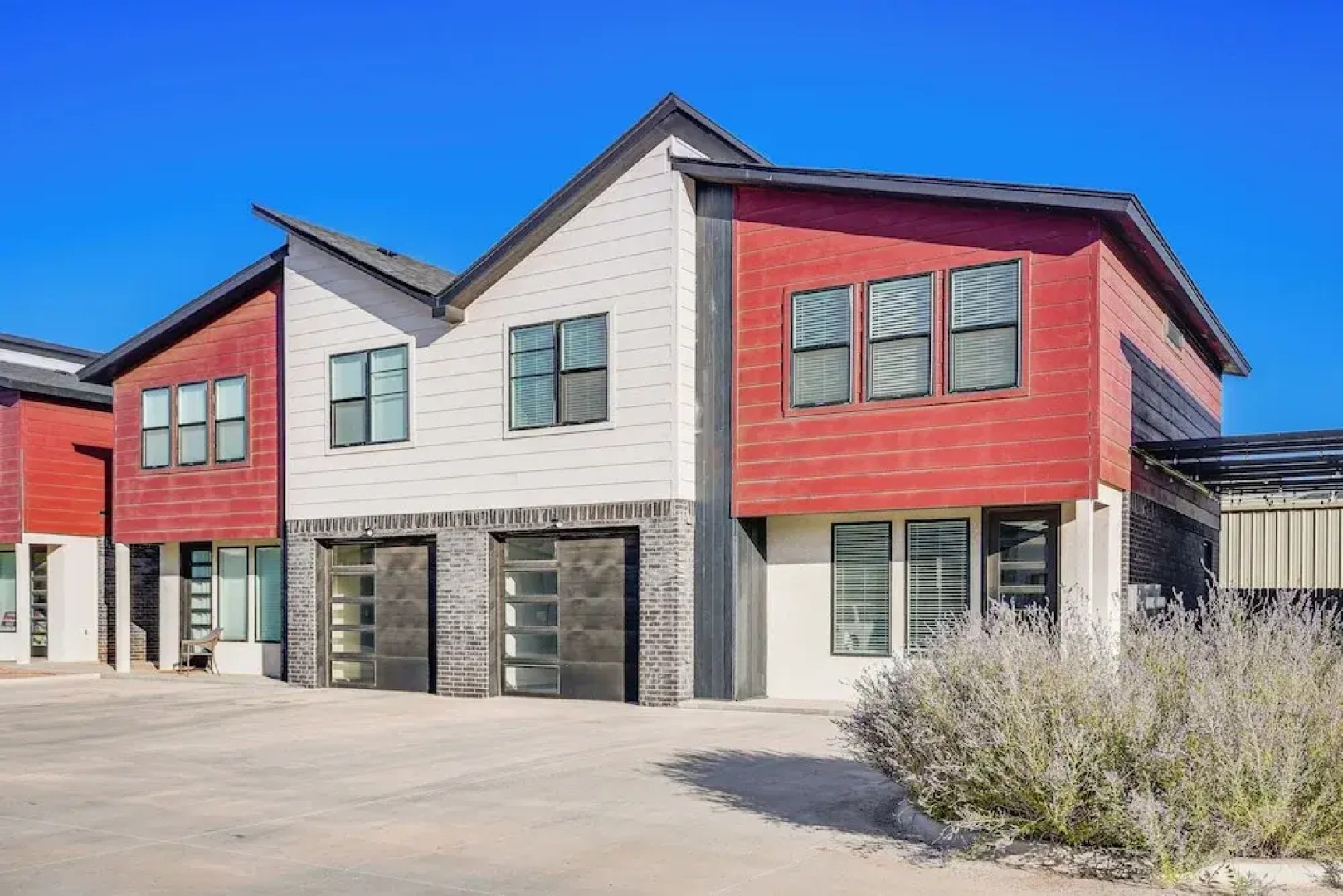 Pets Welcome: Newly Built Abode In Canyon!