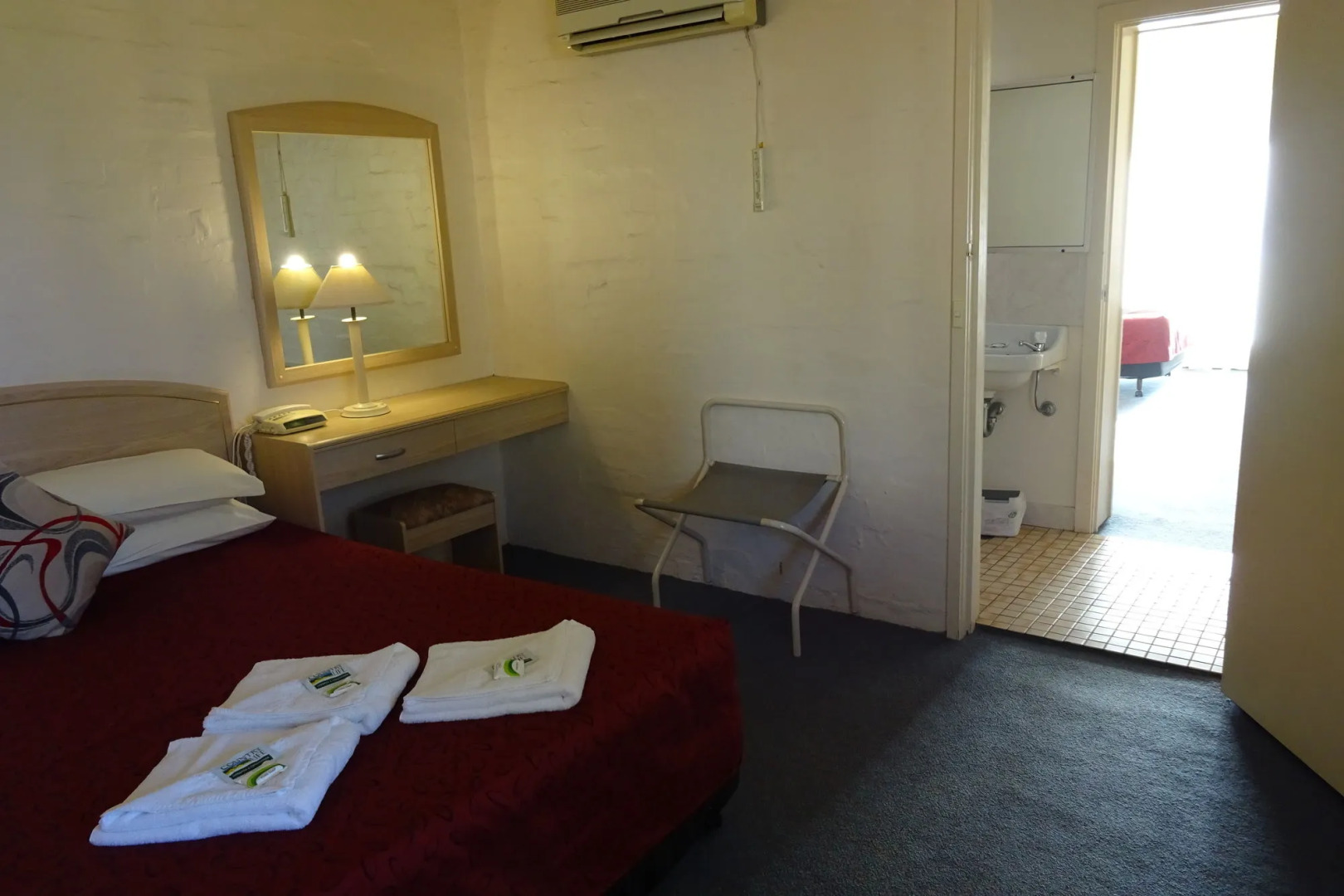 Black Dolphin Motel & Apartments