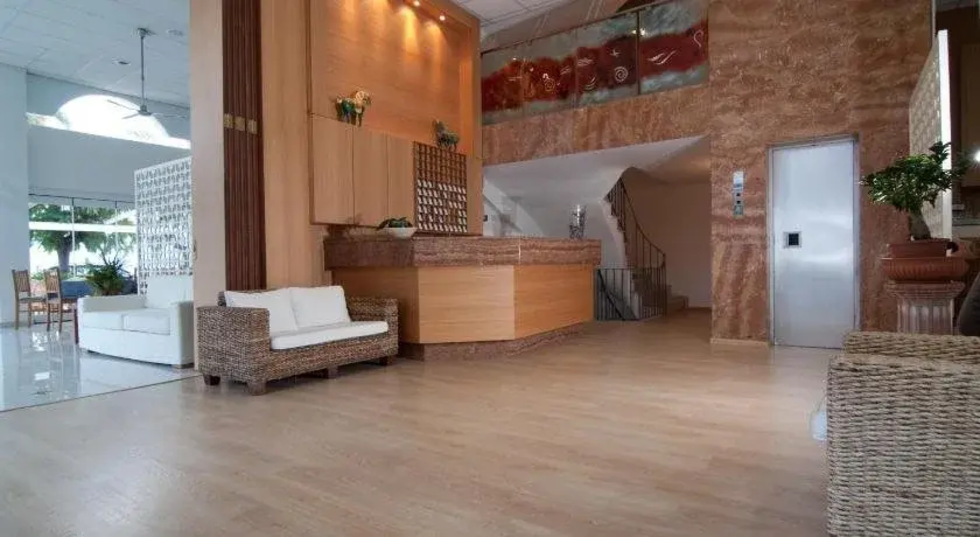 Saronis Hotel