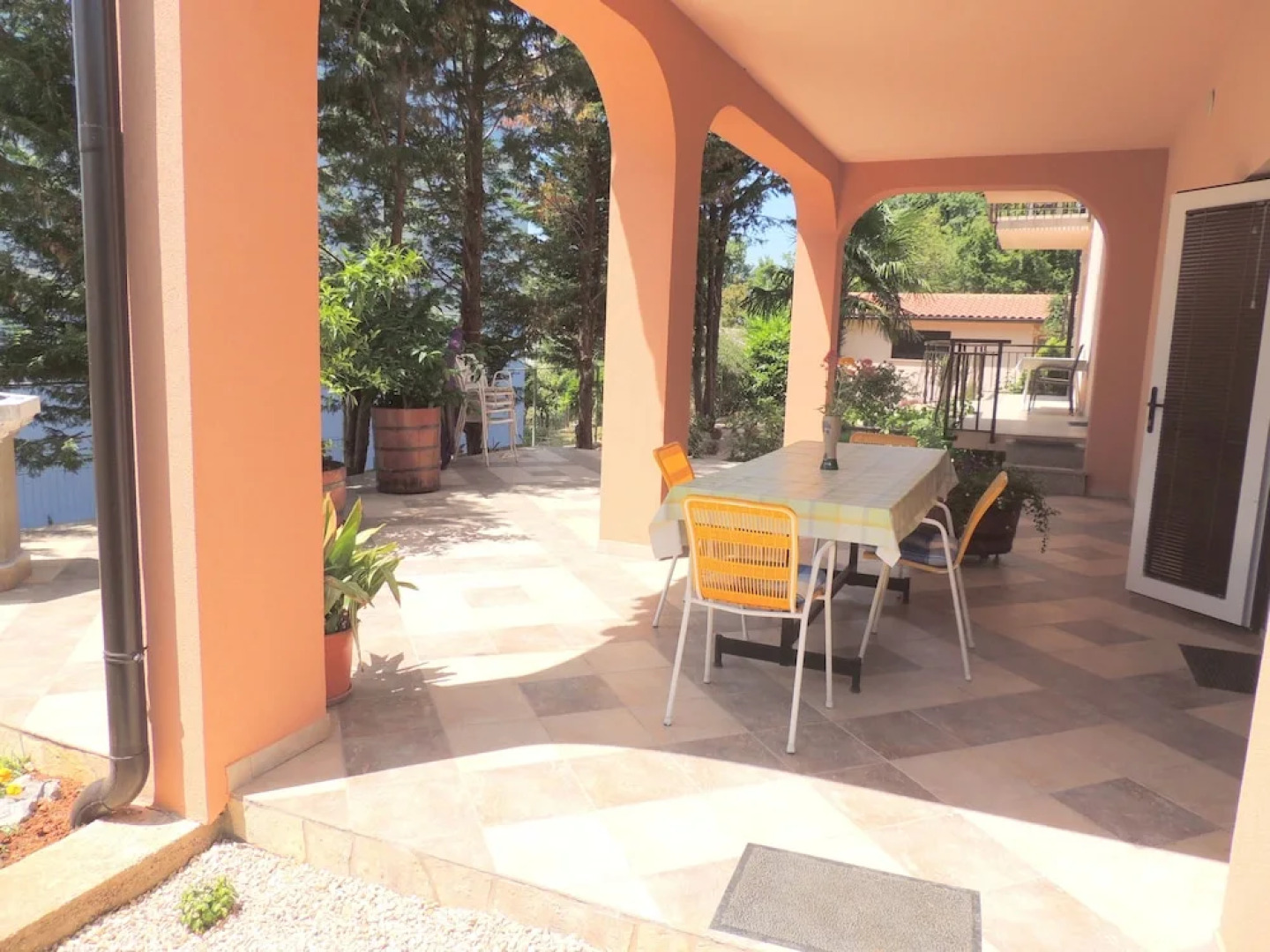 Apartment and rooms Brzac