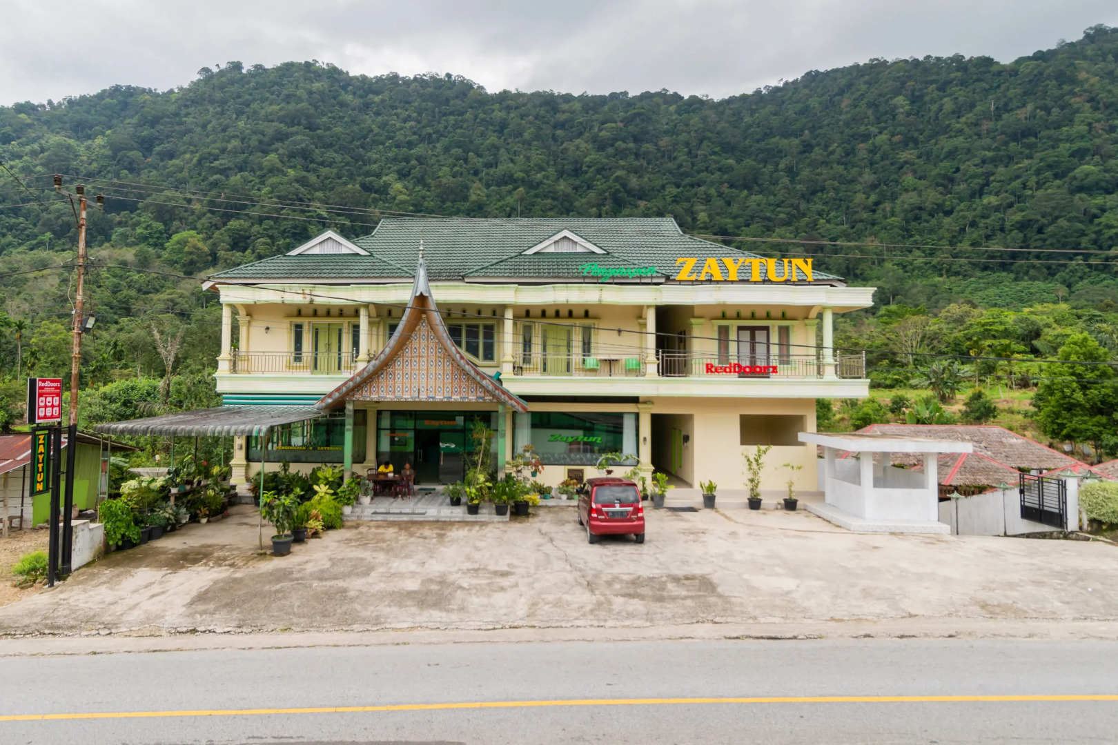 RedDoorz Syariah Near Hot Water Boom Solok Selatan