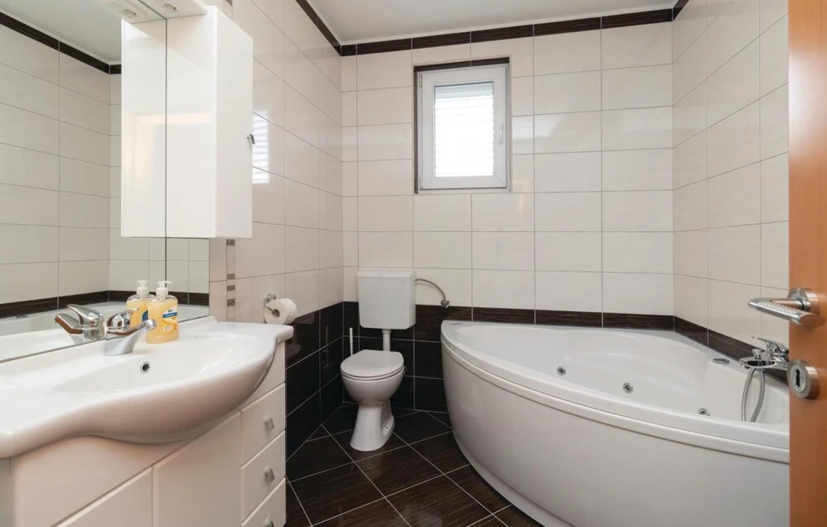 Amazing Home in Zdrelac With Wifi and 6 Bedrooms