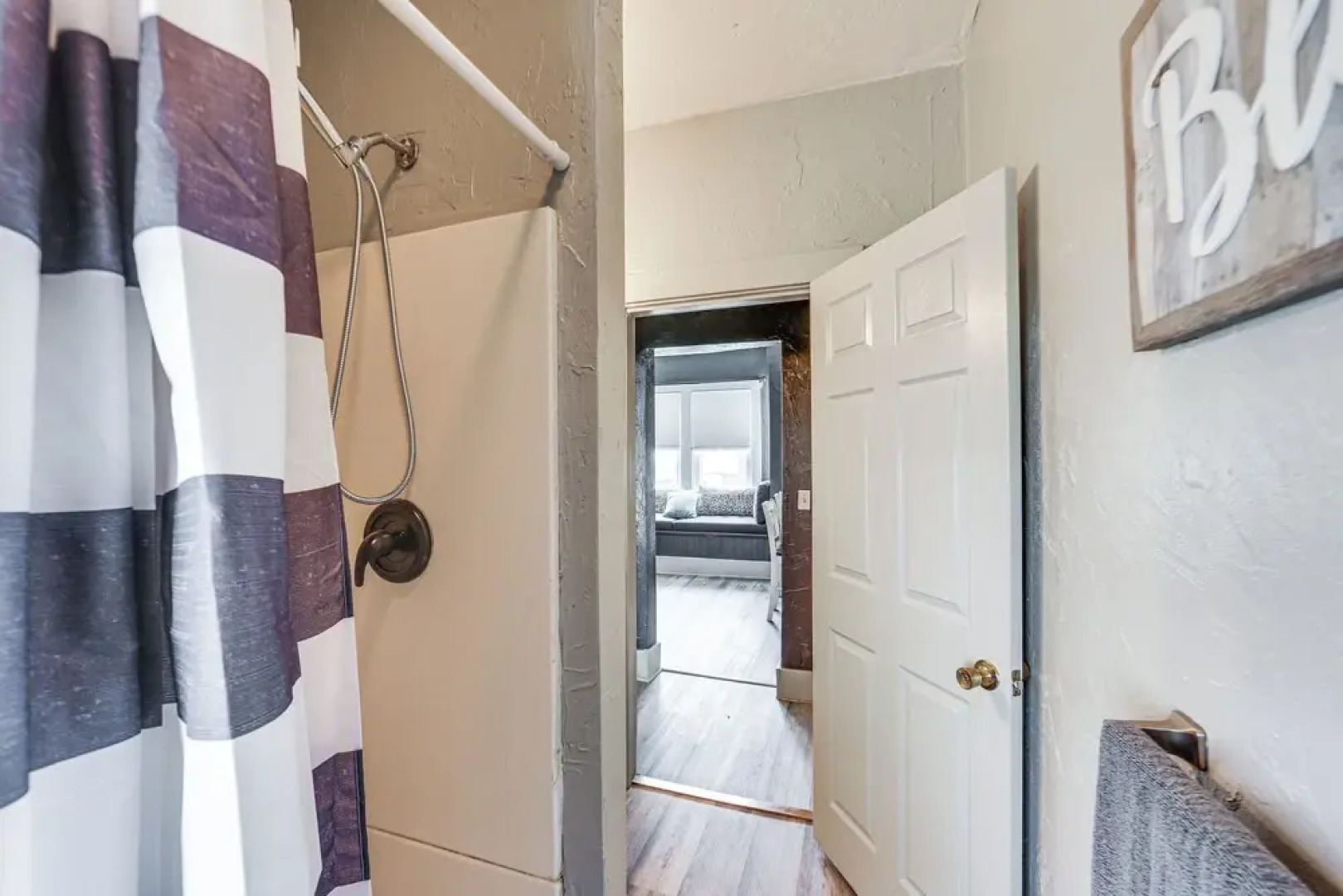 Updated New Kensington Home w/ Deck: 22 Mi to Pgh!