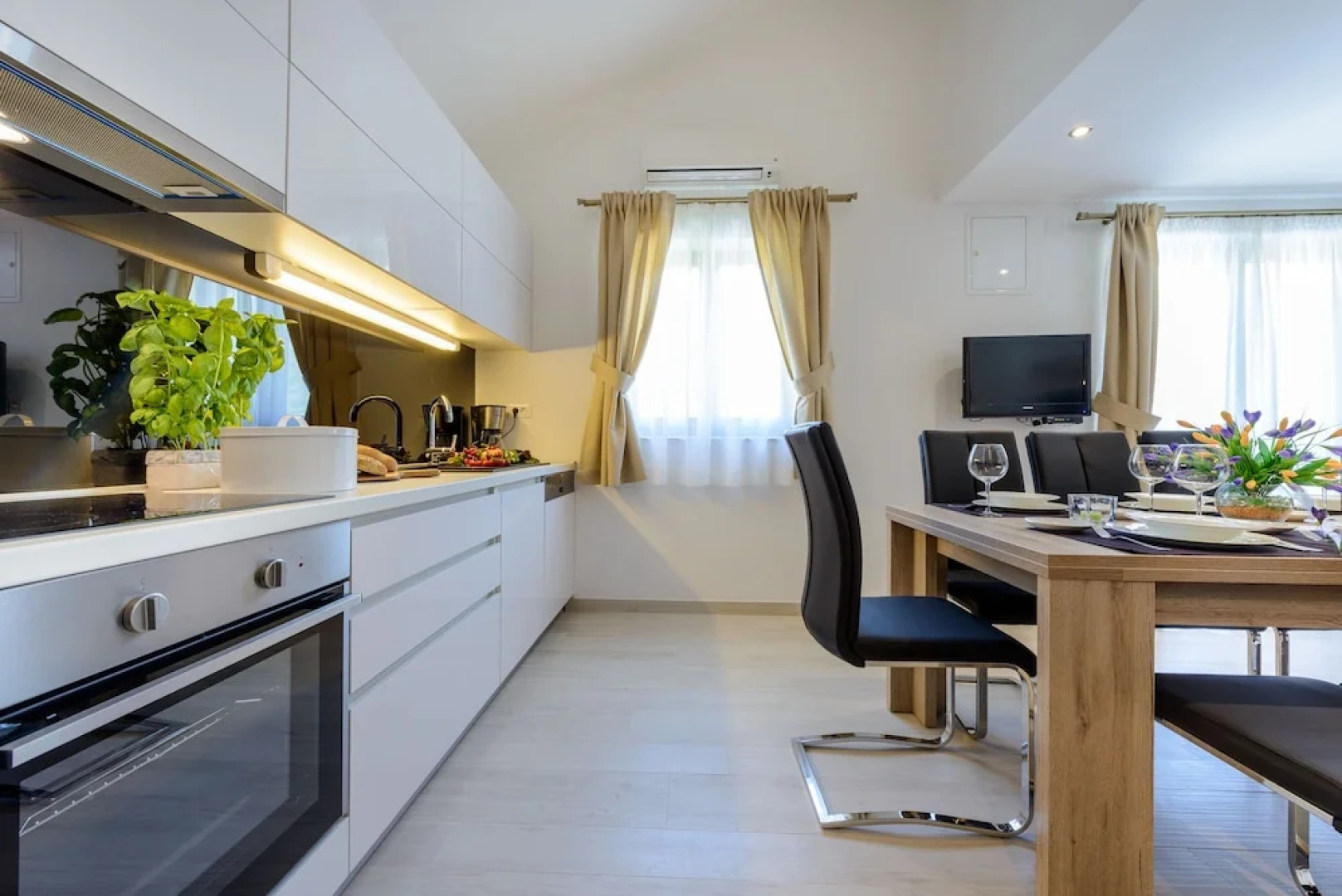 Holiday Home with Private heated Pool, Sea view & Basketball Court