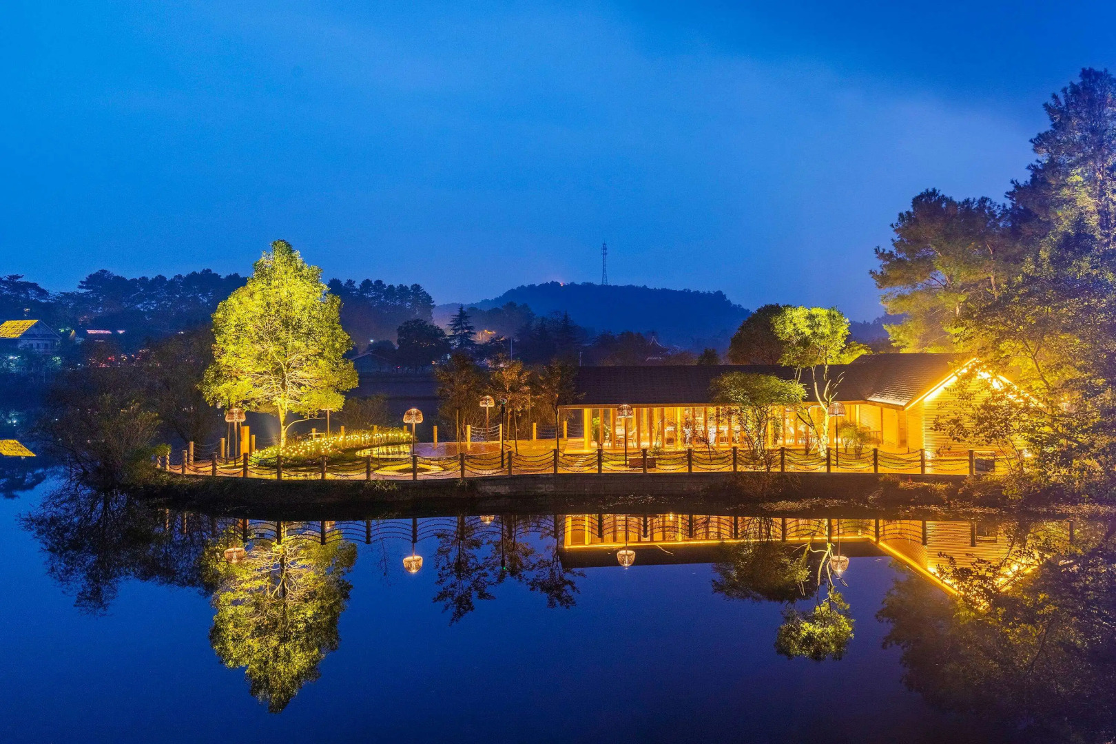 Howard Johnson By Wyndham Lake Serenity Hotel Neijiang