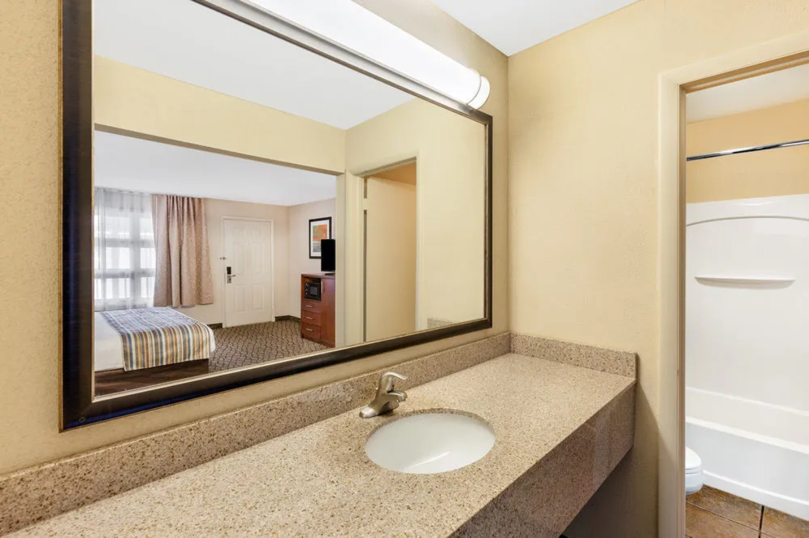 Baymont Inn & Suites St. Ignace Lakefront