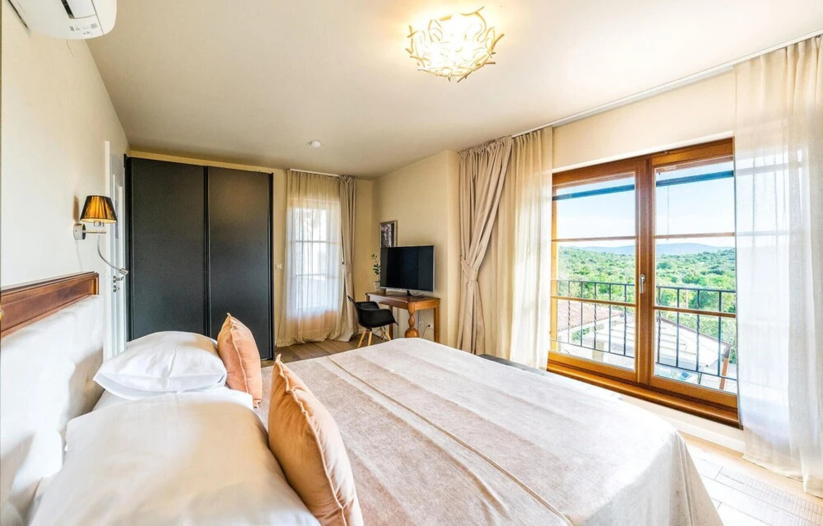 Amazing Home in Jadrija with Hot Tub, Sauna & 4 Bedrooms