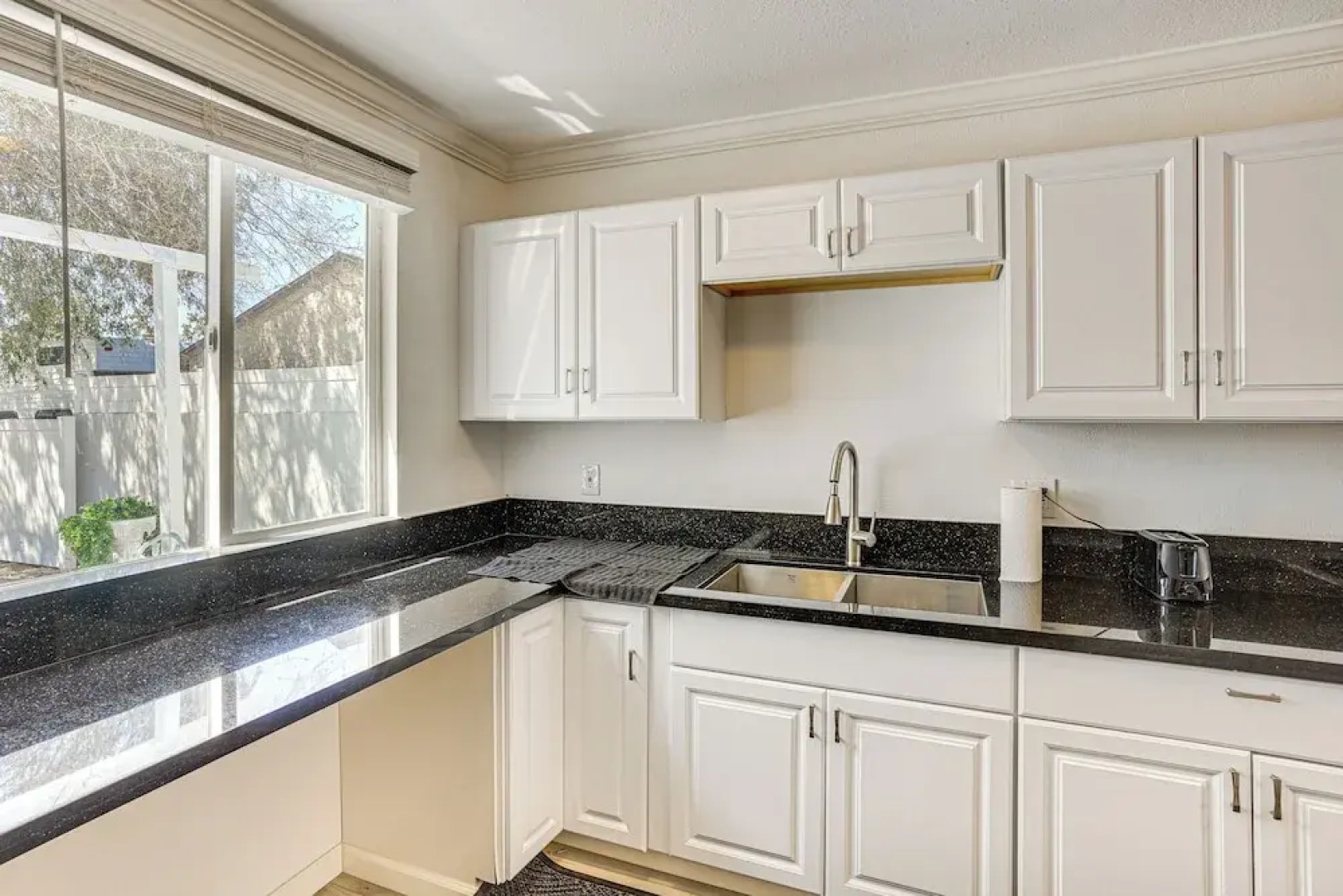 Between LA & Orange County: Quiet Getaway w/ Patio