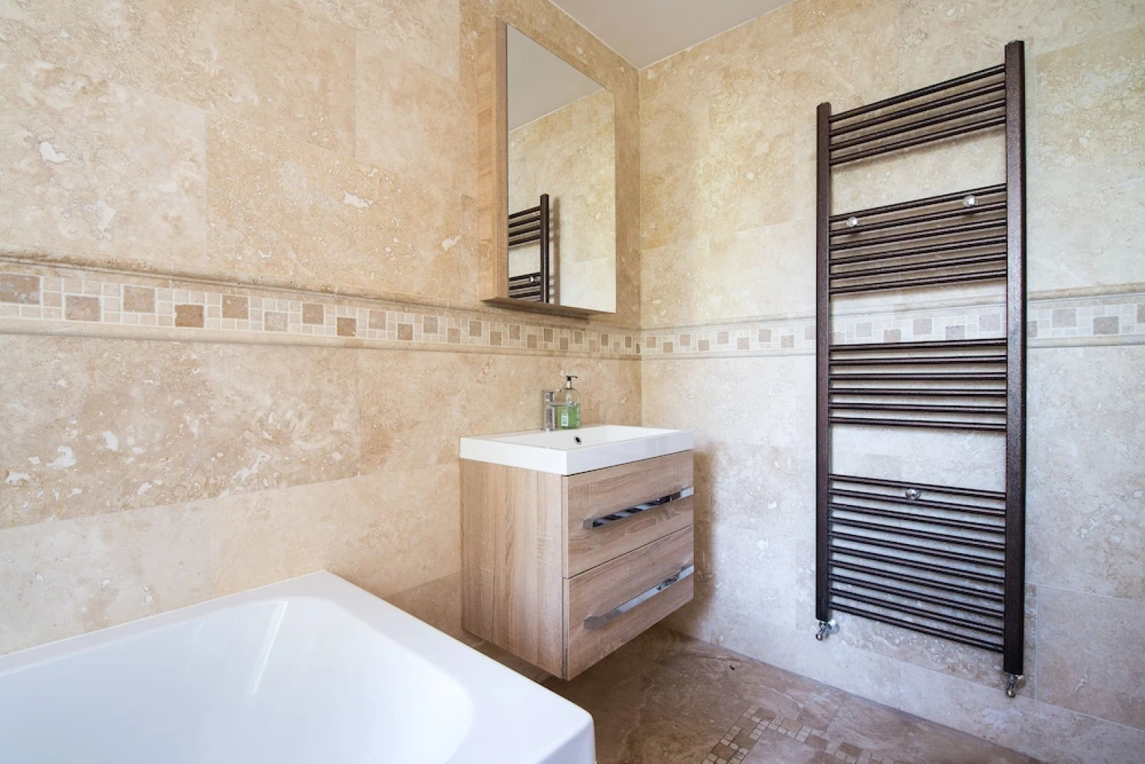 Deluxe 2/3 Bed Hottub Skytv