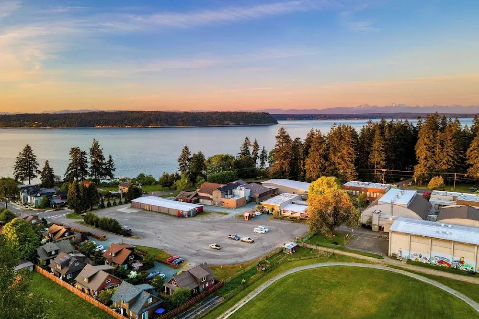 Sunny Backyard, Fireplace, Coastal Access in Peaceful Neighborhood Near Shopping