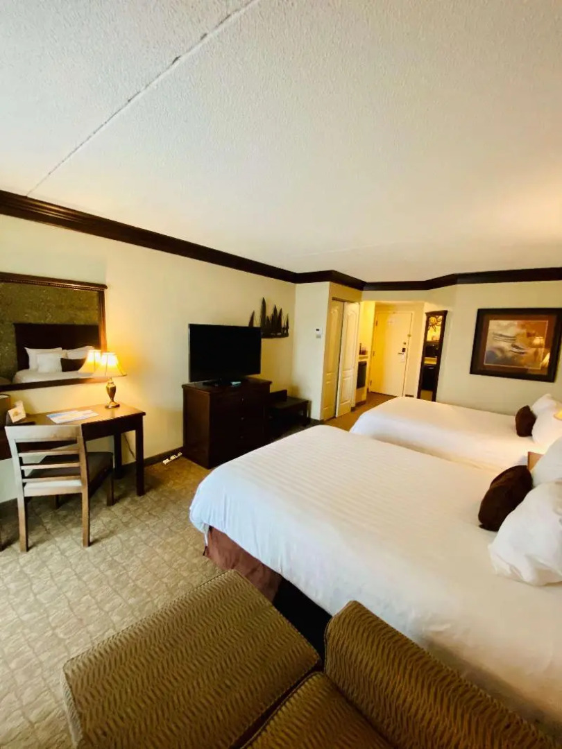 Fourwinds Lakeside Inn & Marina