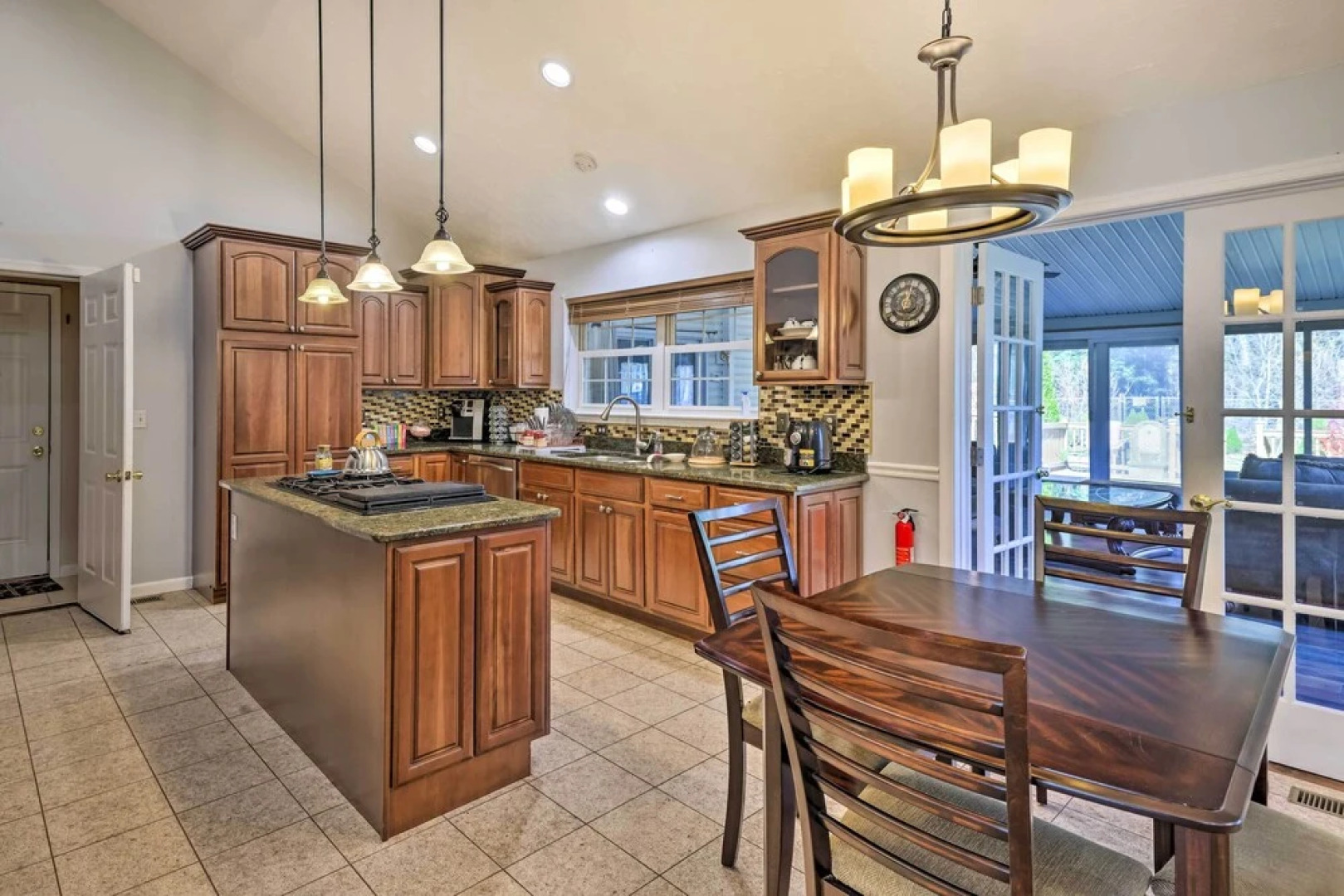 Long Pond Hideaway W/ Deck + Private Hot Tub!