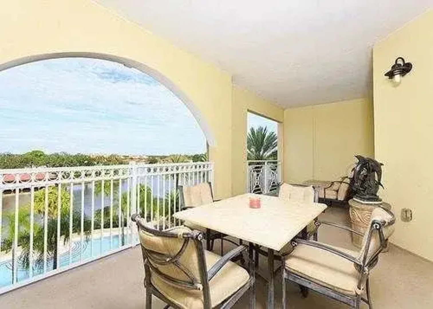 Yacht Harbor 470 4th floor 3 bedrooms condo by RedAwning
