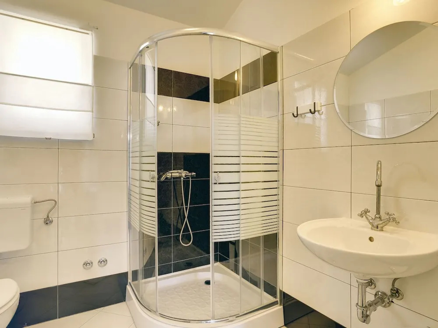 Superb Modern Villa With Pool, Large Fenced Yard Near the Beach