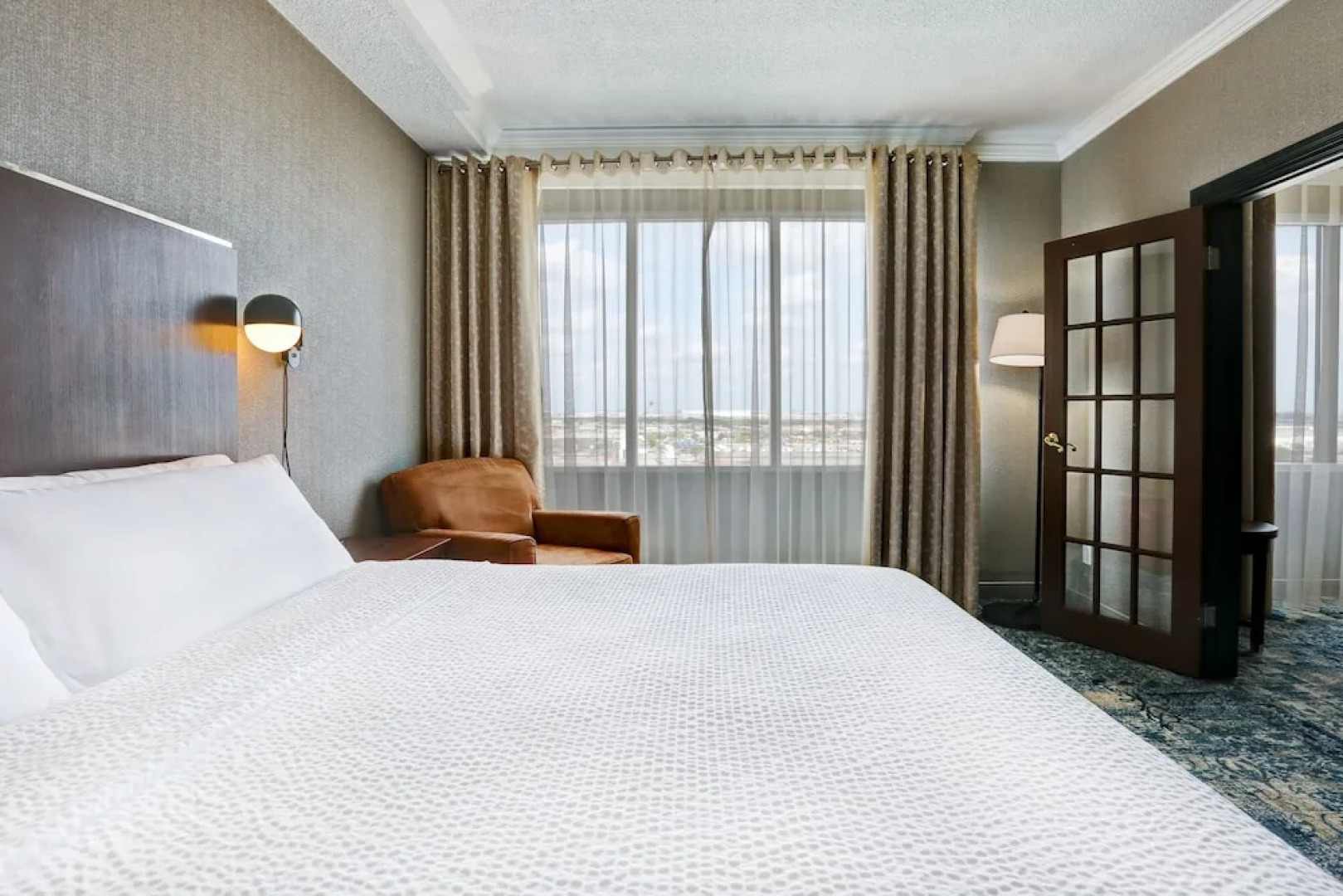 Отель Four Points by Sheraton Toronto Mississauga