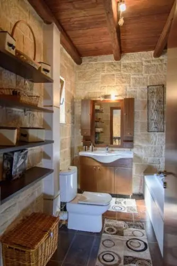 Traditional Stonehouse Vicky