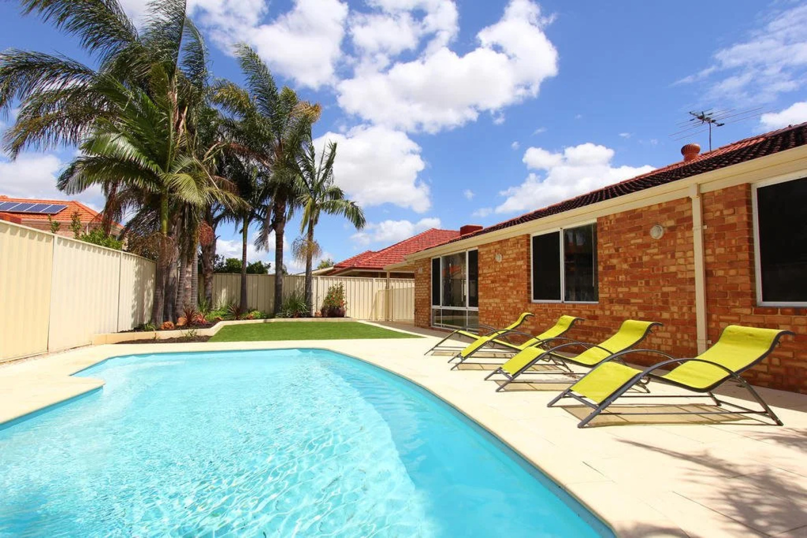 Adare House - Perth Holiday Homes