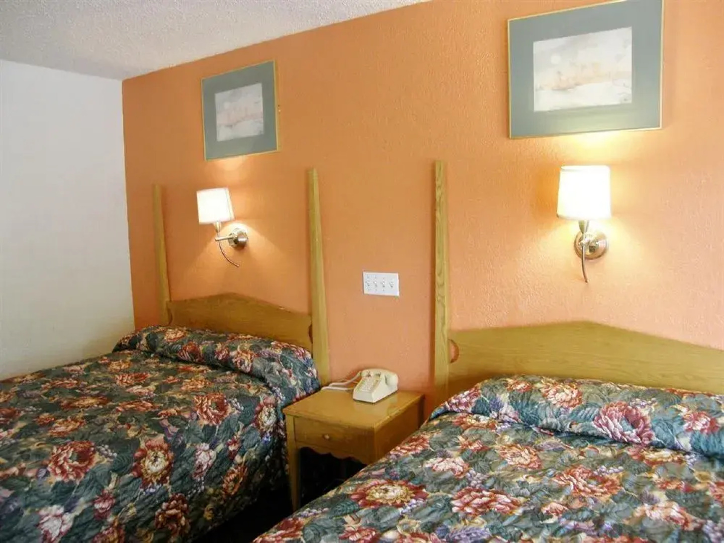 The Economy Inn - Wesley Chapel