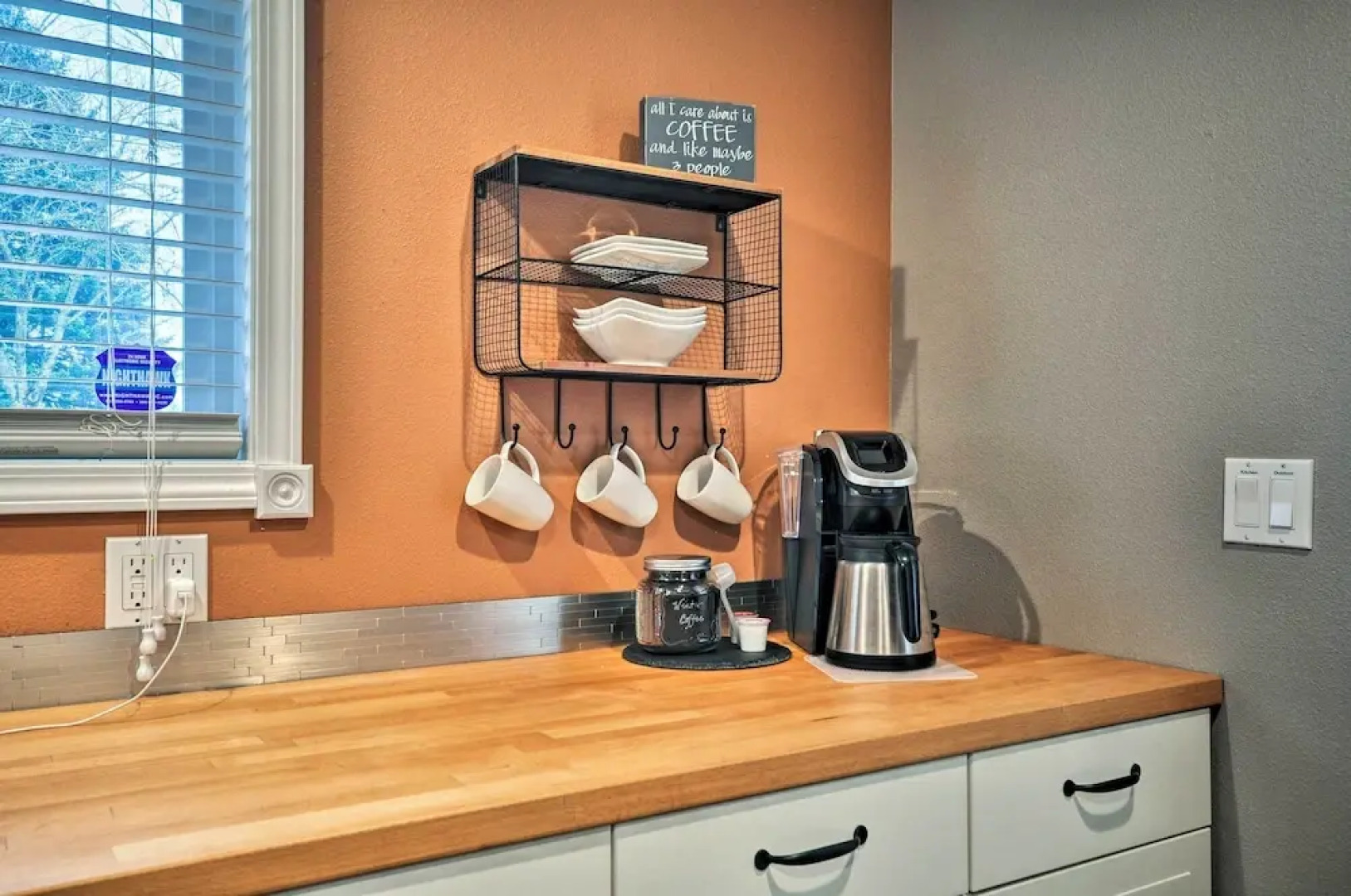 Cute & Cozy PDX Area Townhouse: 31 Mi to Mt. Hood!