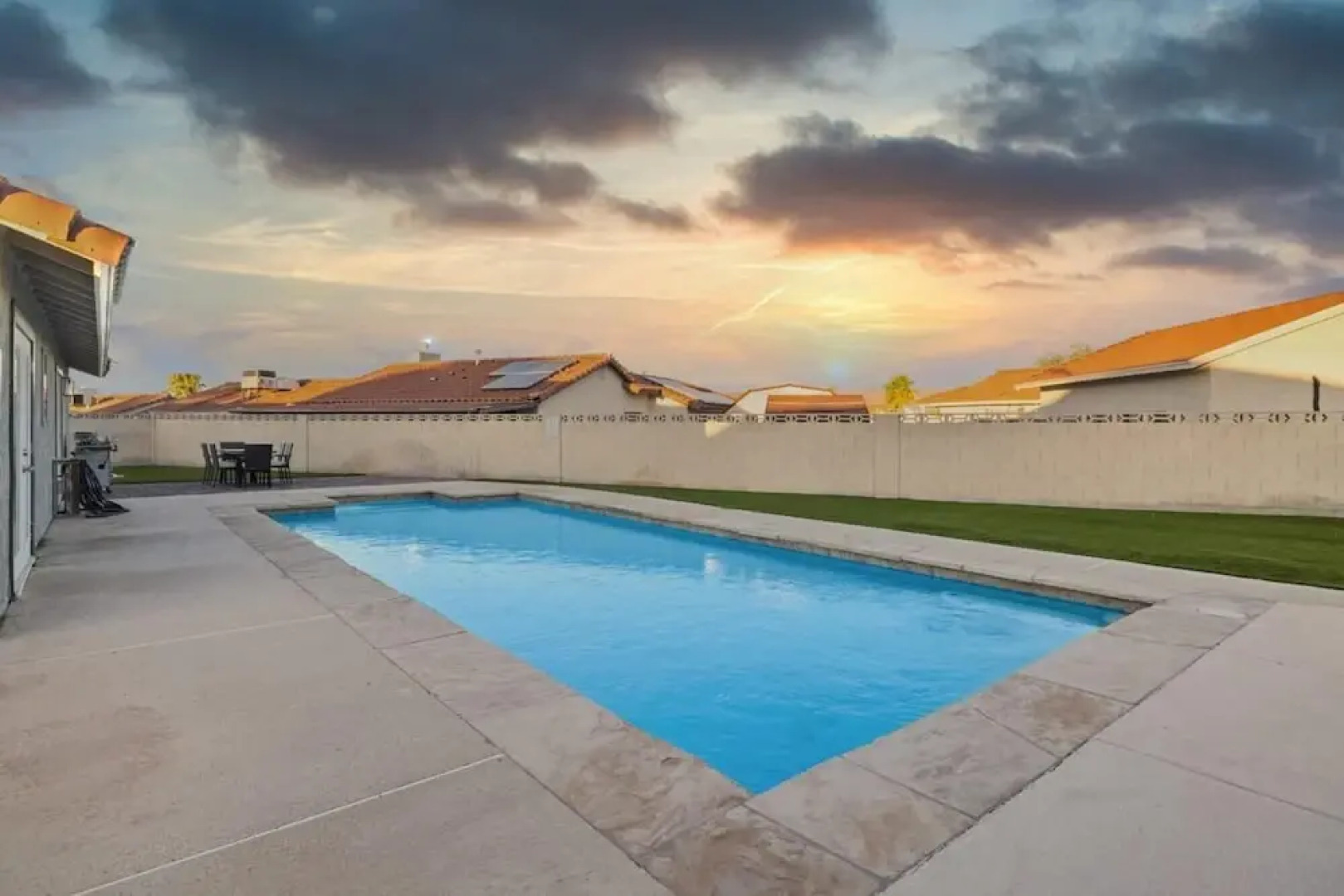 Saratoga A Bright Modern Pool Home in Vegas