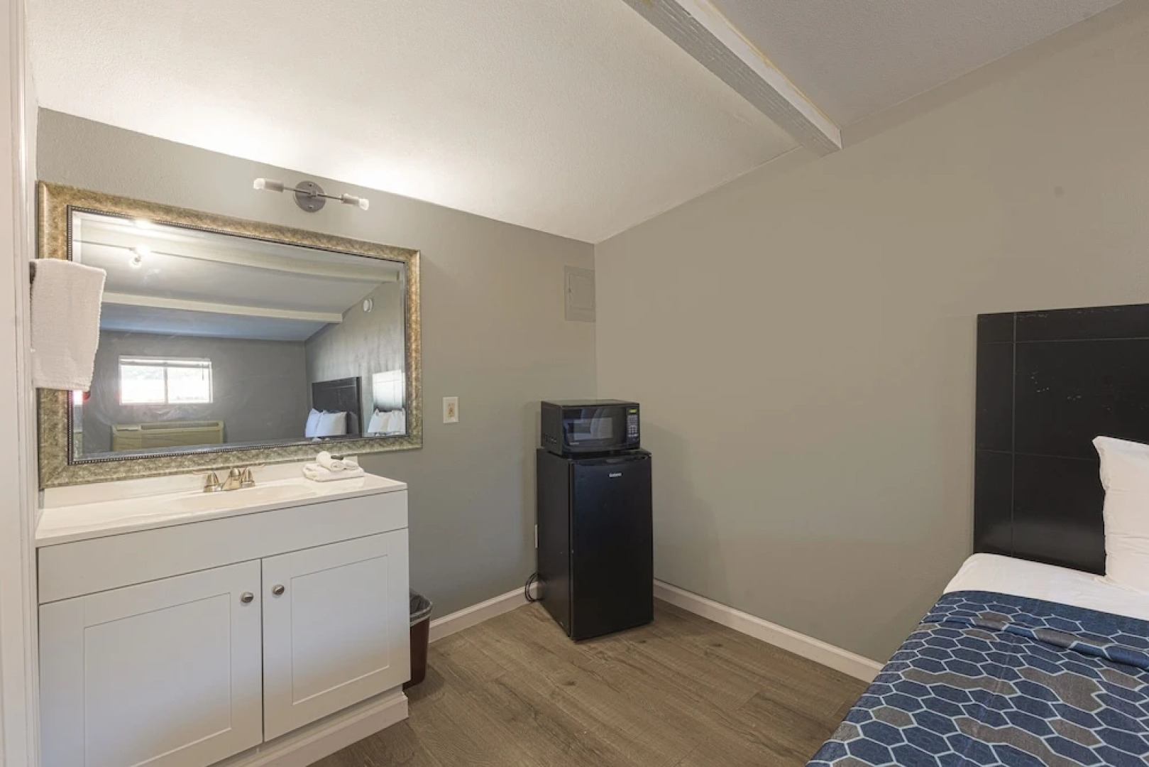 Sands Inn by OYO Winnie