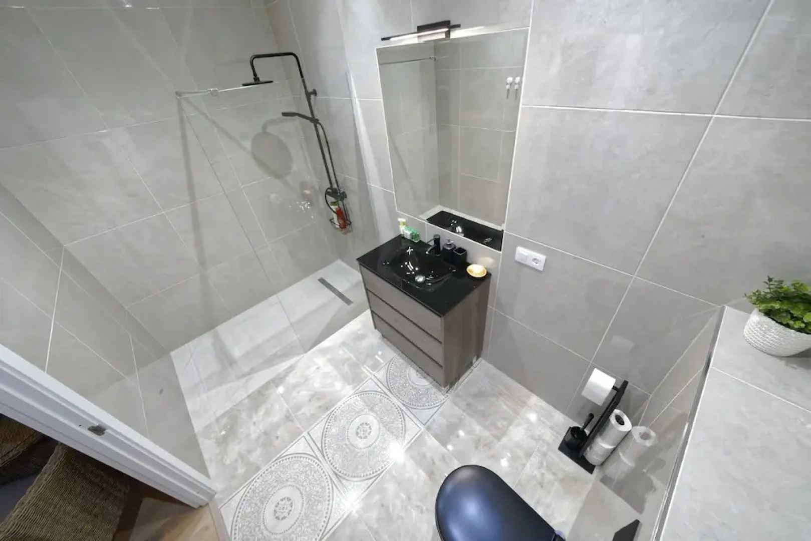 CASA VERDE Comfortable Air-Conditioned