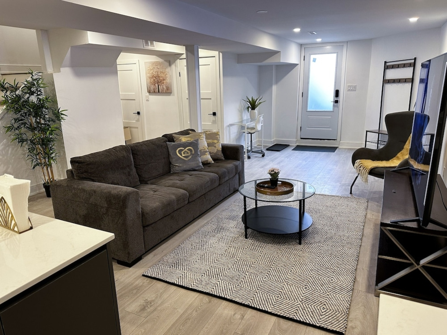 New Spacious 2BR Apt Thornhill