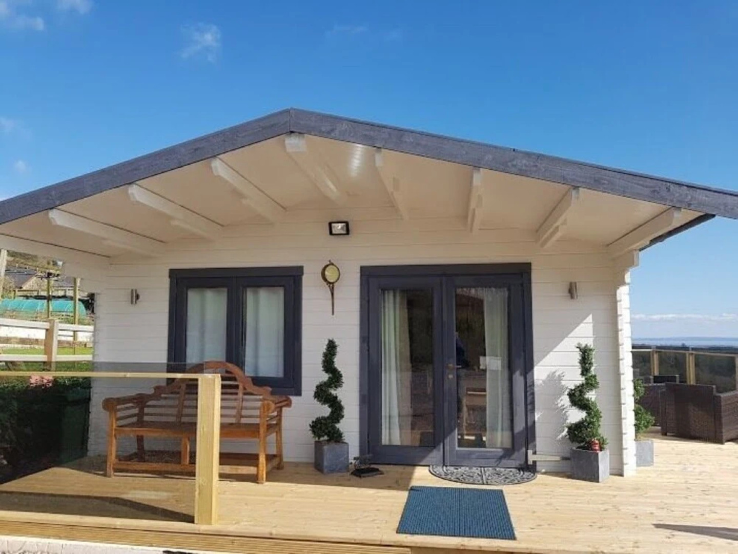 Secret Lodge by Cardiff Holiday Homes