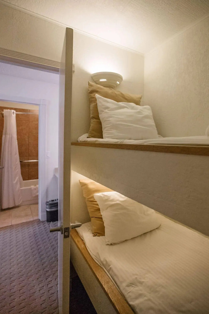 Twin Peaks Lodge & Hot Springs