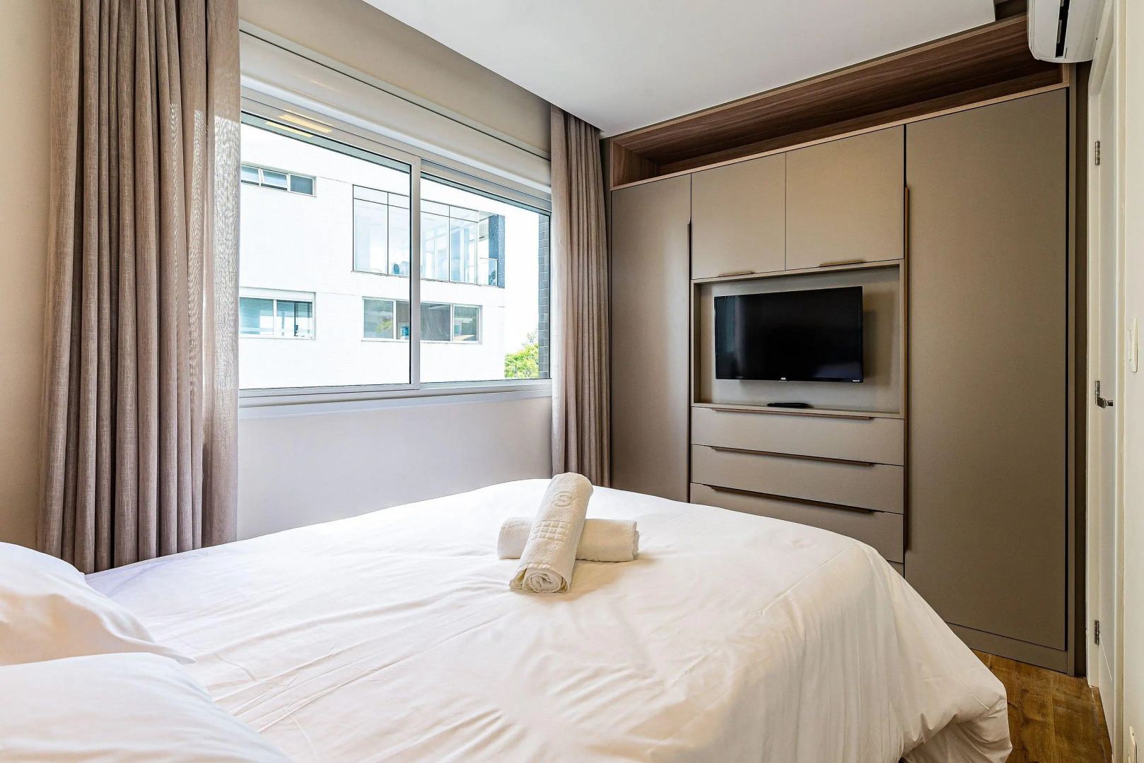 Apto novo e sofisticado a 150m Praia Brava ABC201