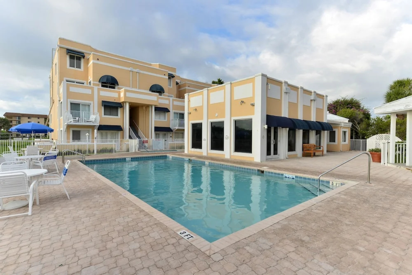Royal Mansions Resort
