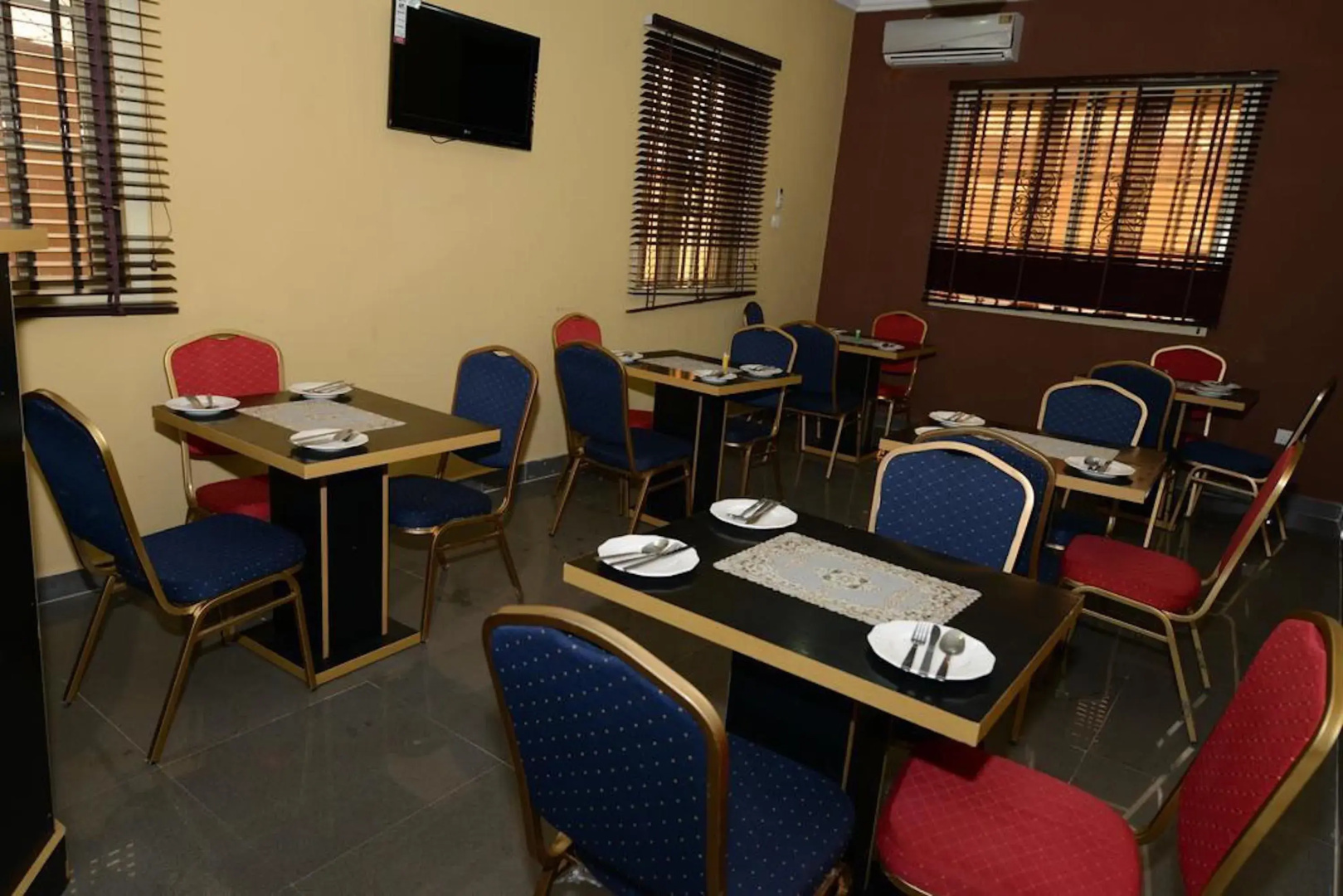 Momak 2 Hotel & Suites