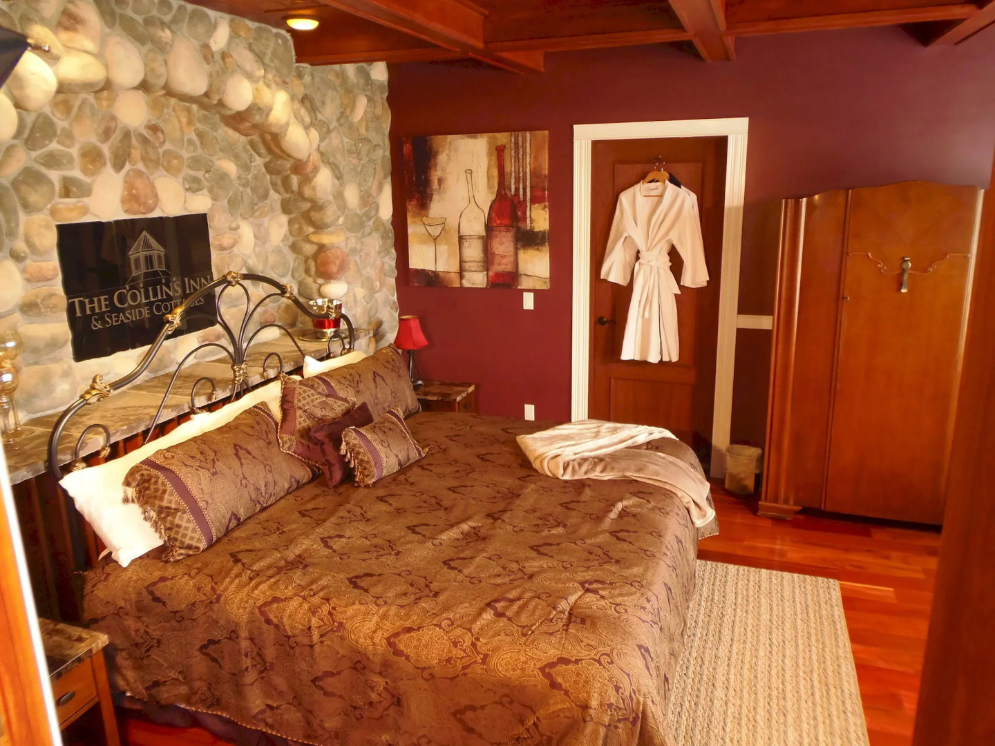 The Collins Inn and Seaside Cottages - Adults Only