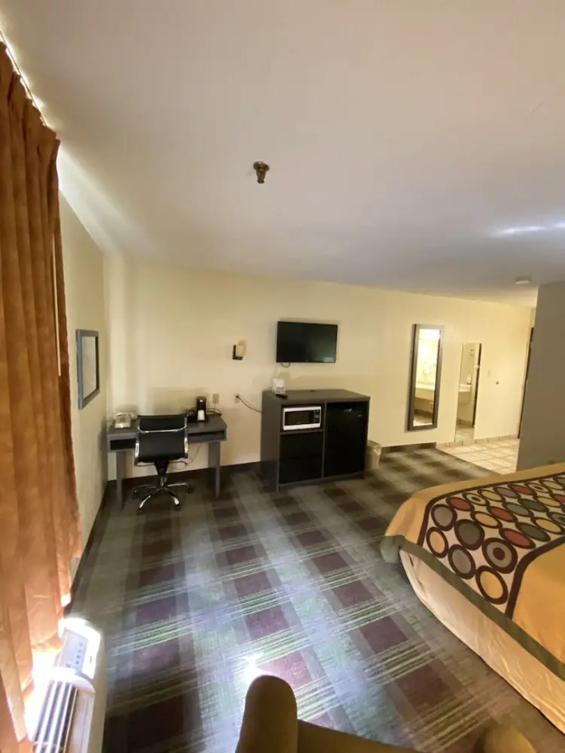 Super 8 Motel - Metropolis