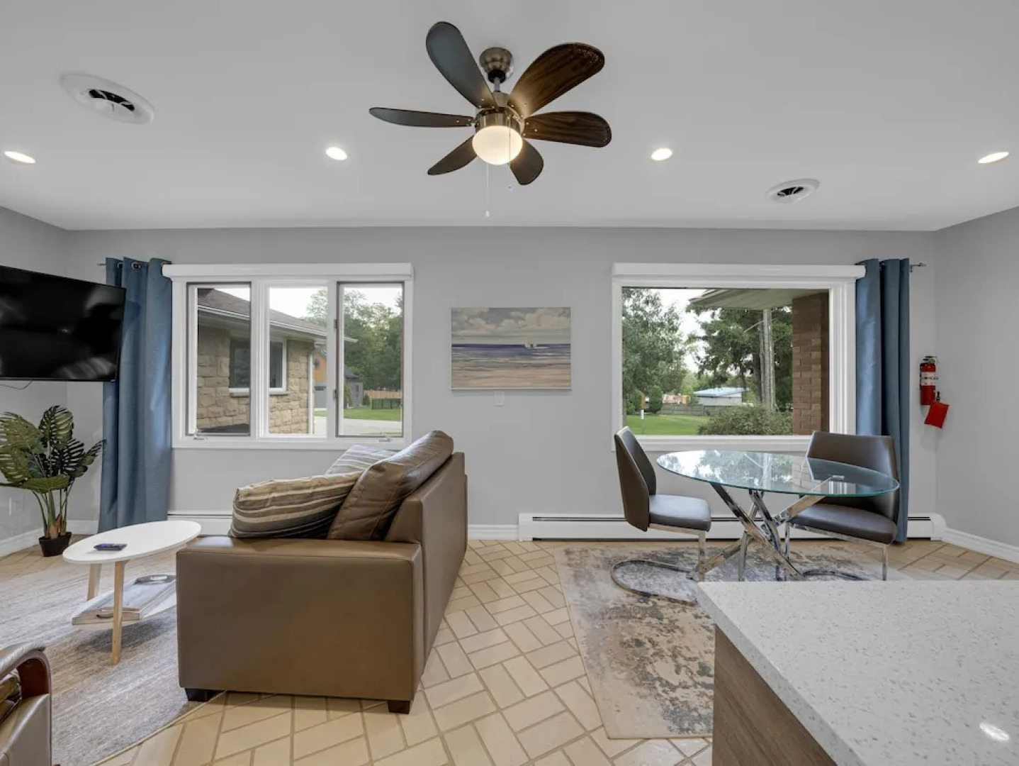 Seacliff Beach Suites - Coastal room, awesome strolling, all amenities, right in town