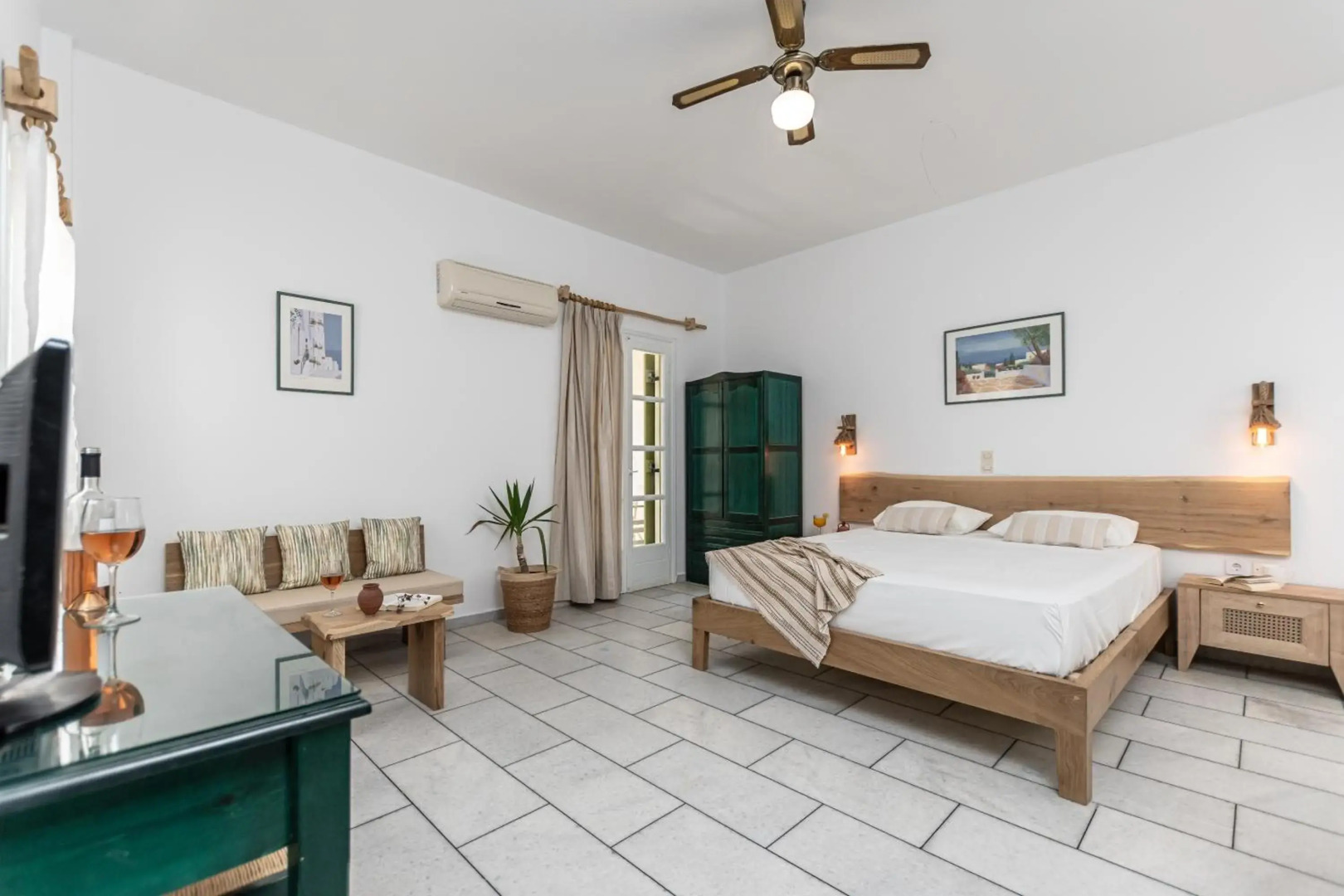 Studios Vrettos Beachfront Hotel