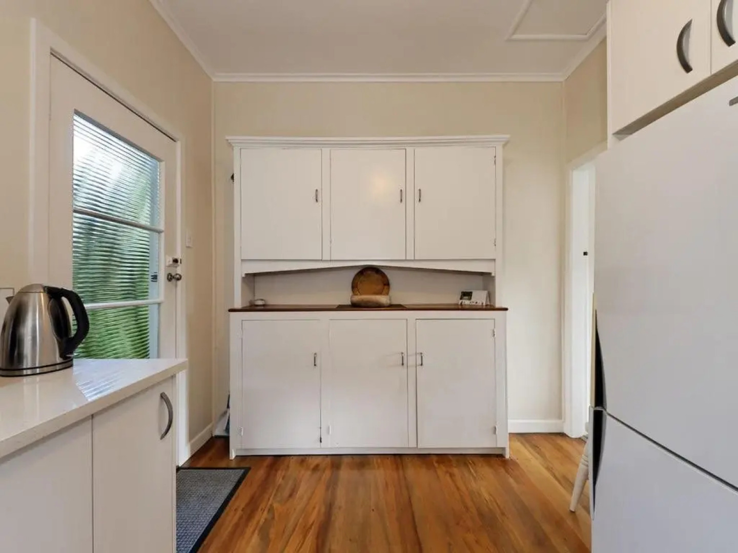 Surfer's Sunshine Cottage - Piha Holiday Home