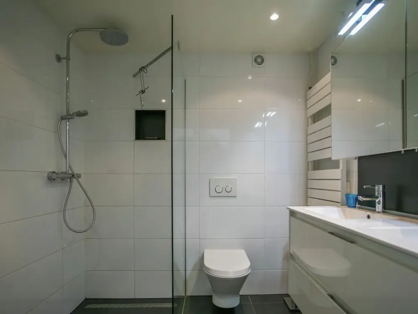 Spacious and Comfortable Holiday Home in Modernised Drive-in House