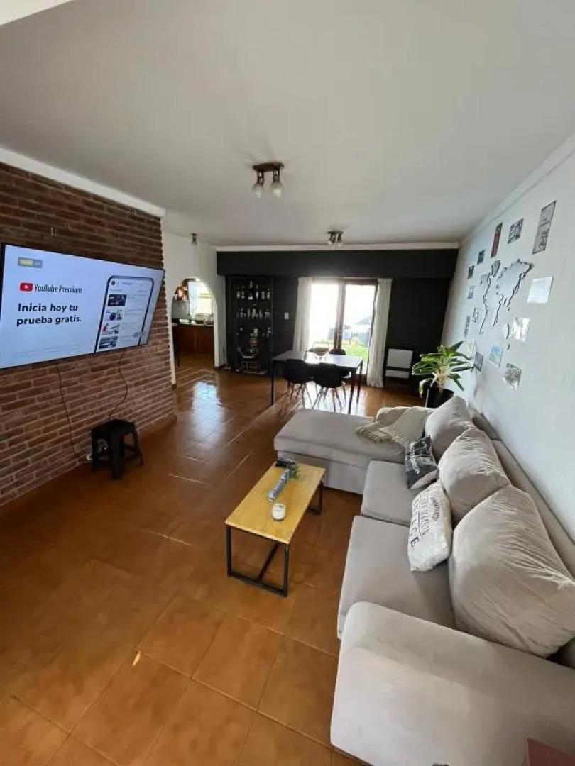 Casa con pileta cochera y quincho 1300m de la playa